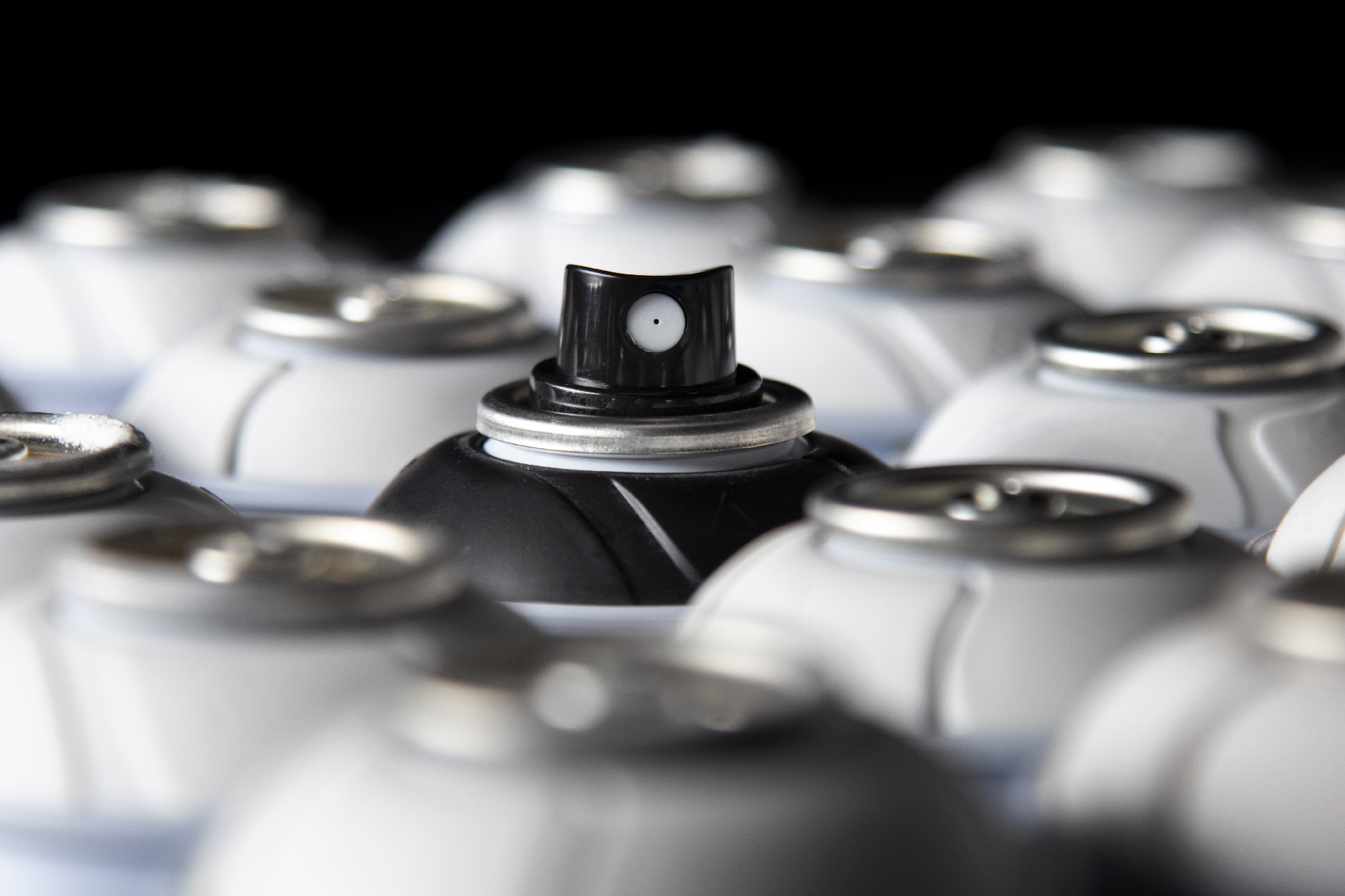 烤漆與自噴漆耐久性對比分析：工藝、性能與應(yīng)用場景全解析